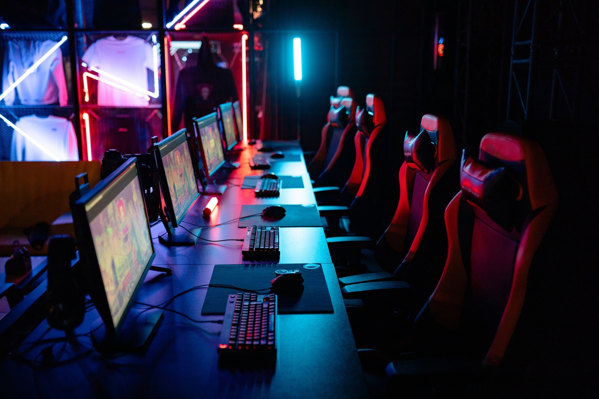 Desk setup gaming premium cu PC RGB și monitor ultrawide